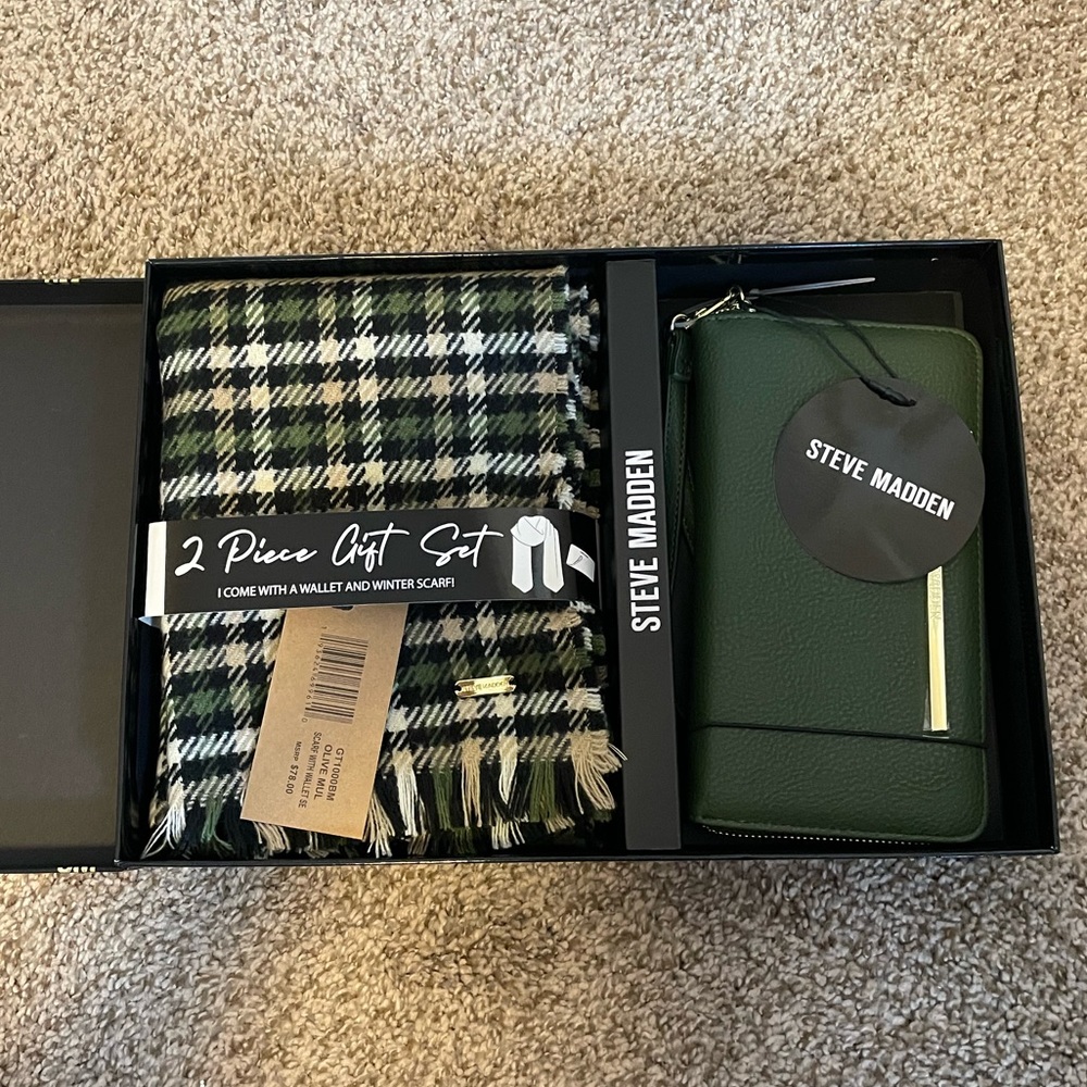 NWT Steve Madden Scarf and Wallet Gift Set